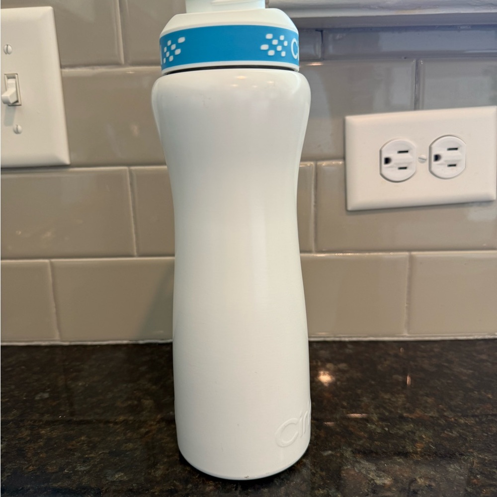 Cirkul Insulated White Water Bottle w Blue Accent - + 2 raspberry & 1 peach tea